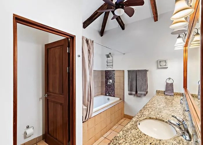 Inviting With Colorful Decor And Private Backyard Oasis With A Swimming Pool & Shaded Terrace *