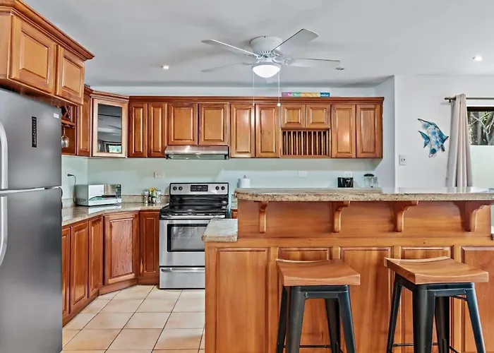 Inviting With Colorful Decor And Private Backyard Oasis With A Swimming Pool & Shaded Terrace * Santa Cruz (Guanacaste)